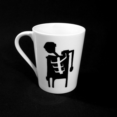 Caneca branca com ilustração preta de figura humana estilizada com bengala