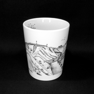 Caneca branca com desenho a preto de paisagem com falésias