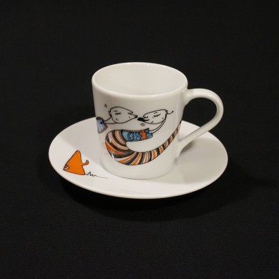 Chávena e prato de cerâmica branca com desenho colorido de cães e elemento laranja