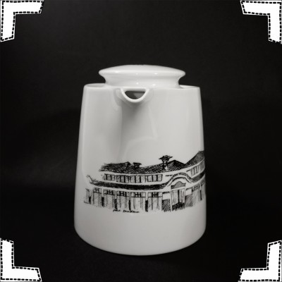 Jarros brancos de cerâmica com desenho em preto de edifício clássico.