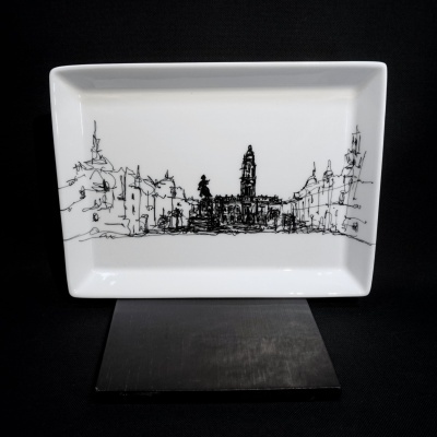 Prato retangular branco com desenho urbano em linha preta