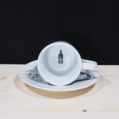 Conjunto chávena e pires em porcelana branca com desenho preto