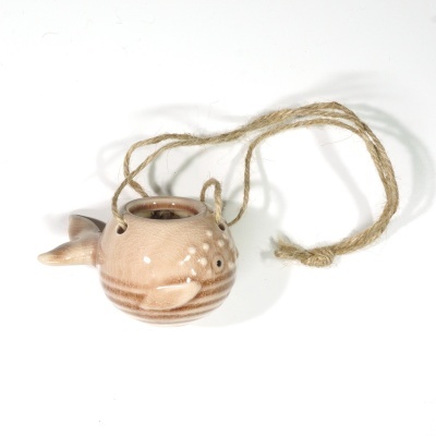 Peça decorativa cerâmica em formato de peixe com corda para pendurar