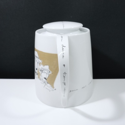 Garrafa de cerâmica branca com padrão abstrato e texto manuscrito