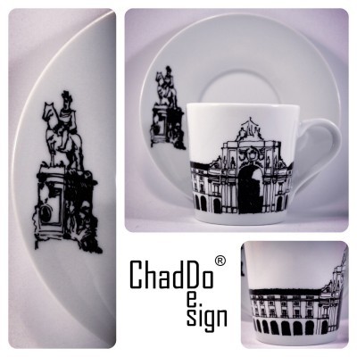 Conjunto de chávena e pires de porcelana branca com ilustrações pretas de estátuas e edifícios históricos