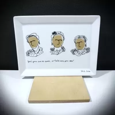 Tabuleiro retangular de cerâmica branca com ilustrações de Frida Kahlo. Peça decorativa exclusiva