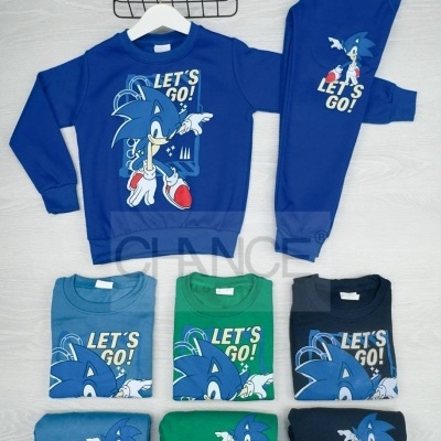 Conjunto infantil com estampa do personagem Sonic em várias cores.