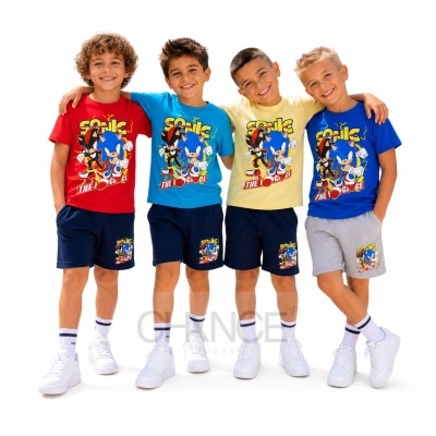 Crianças vestidas com roupa casual colorida com estampados de Sonic