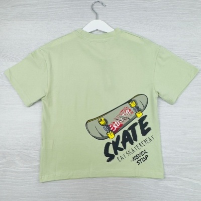 T-shirt verde claro com estampa de skate e textos em preto.