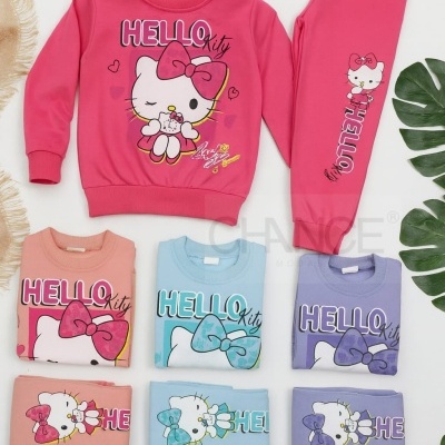 Conjunto infantil rosa com estampa Hello Kitty acompanhado de conjuntos dobrados em azul, lilás e rosa.