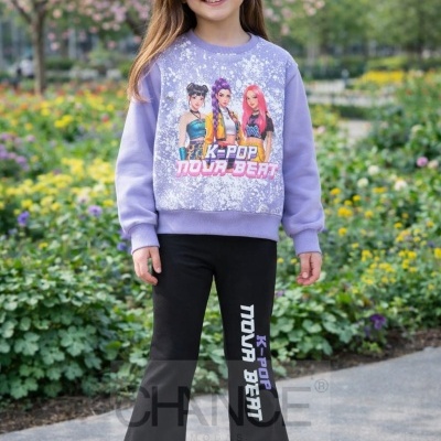Menina com conjunto infantil lilás e preto com estampados K-POP em parque.