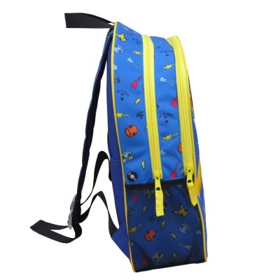 mochila azul com estampado de instrumentos musicais e fechos amarelos