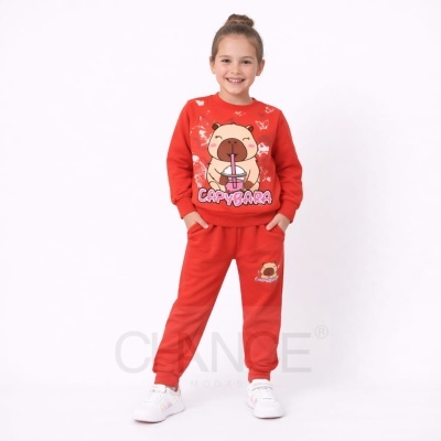 Roupa de criança vermelha com estampa de capivara e ténis brancos