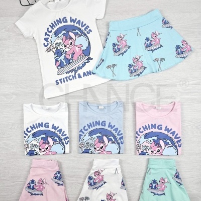 Conjunto infantil de t-shirt e saia com estampa do Stitch surfista e texto CATCHING WAVES STITCH & ANGEL em várias cores.