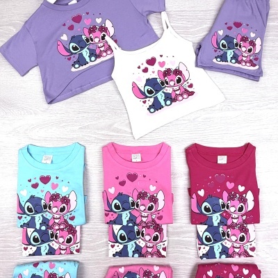 Conjunto de roupa infantil lilás, azul claro, rosa e vinho com personagens de desenho animado e corações