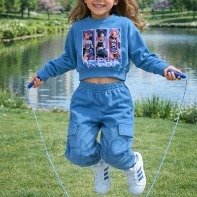 Rapazinha com roupa azul a saltar à corda num parque junto a um lago