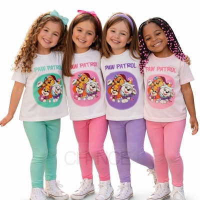Quatro meninas com t-shirts Paw Patrol e calças coloridas