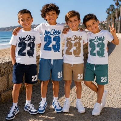 Quatro rapazes de pé na praia com t-shirts brancas New York 23 Next Stop e calções desportivos coloridos.