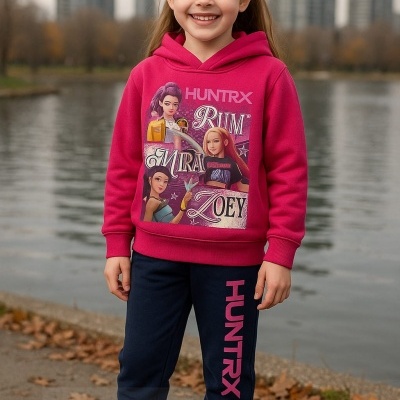 Menina com roupa casual fúcsia e azul escuro ao ar livre junto a lago e edifícios.