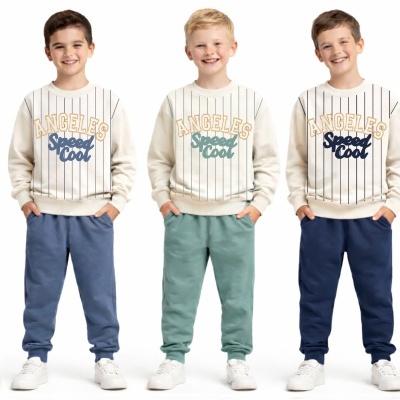 Crianças com sweatshirts creme riscas verticais e texto ANGELES Speed Cool e calças de algodão em azul, verde água e azul escuro, calçando ténis brancos
