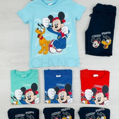 Conjunto infantil com t-shirts coloridas e calças pretas com estampados do Mickey e Pluto