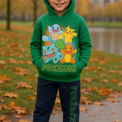 Criança com roupa verde e azul com tema Pokémon ao ar livre em parque no outono