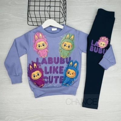 Conjunto infantil lilás e preto com estampado colorido e texto LABUBU