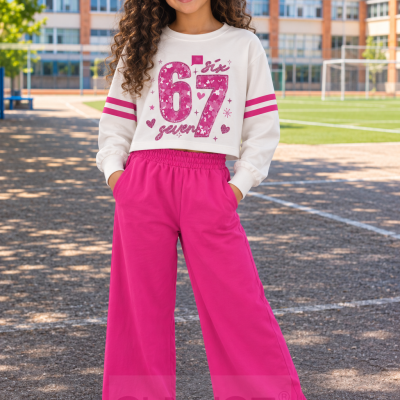 Menina com roupa desportiva colorida num parque escolar