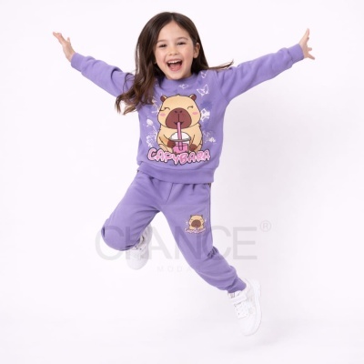 Conjunto desportivo criança lilás com estampa de capivara e texto CAPYBARA