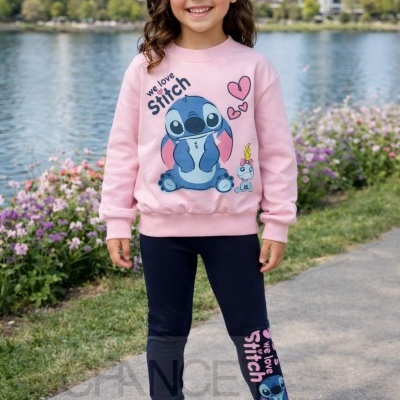 Menina com roupa infantil estampada com personagem Stitch ao ar livre junto a um lago