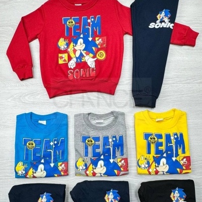 Conjunto de roupa infantil com estampas do Sonic em várias cores