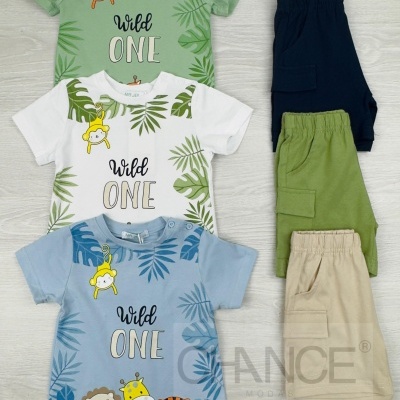 Conjuntos de roupa infantil com t-shirts coloridas estampadas e calções sólidos com bolsos laterais