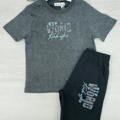 Conjunto de t-shirt e calções escuros com estampado 'STP WORLD Kick off'
