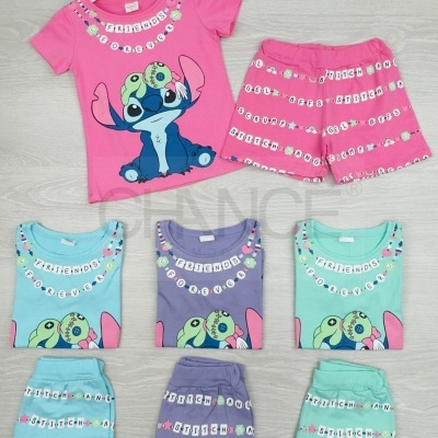 Conjunto infantil com t-shirt e calções estampados com personagem Stitch e palavras coloridas em várias cores.