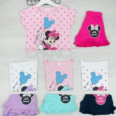 Conjunto infantil Minnie Mouse com t-shirt e saia em várias cores.