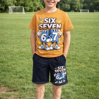 Menino com roupa casual desportiva a sorrir em campo de relva