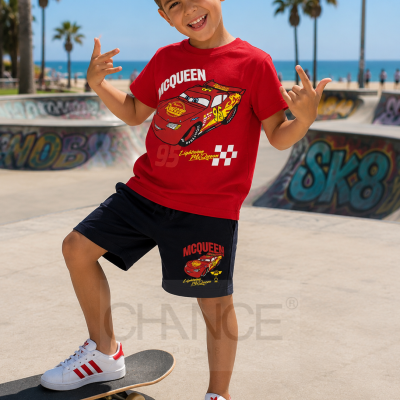Menino com camisola vermelha e calções pretos com estampa de Lightning McQueen num skatepark
