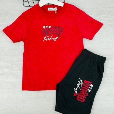 Conjunto infantil T-shirt vermelha e calção preto com estampado 'STP WORLD Kick off'