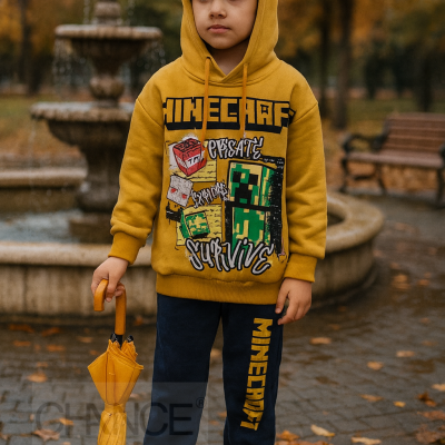 Menino com conjunto Minecraft amarelo e azul num parque outonal segurar guarda-chuva amarelo