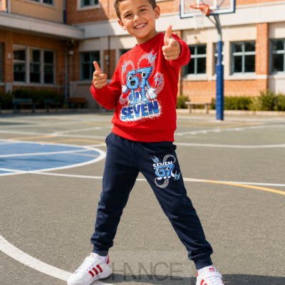 Menino com roupa esportiva vermelha e azul num campo de basquetebol ao ar livre.