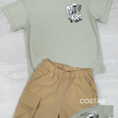 Conjunto infantil t-shirt verde clara com estampado 'CITY VIBE' e calções bege com bolso lateral.