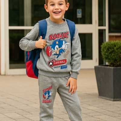 Criança com fato de treino cinzento do Sonic e mochila azul e vermelha