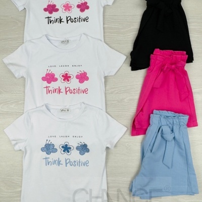 Conjuntos infantis com t-shirts brancas e calções coloridos