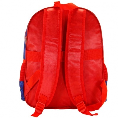 Mochila vermelha com alças acolchoadas e detalhes azuis vistos de trás