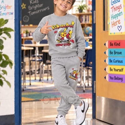Menino com conjunto cinzento de Pikachu e ténis brancos em sala de aula colorida