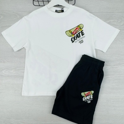 Conjunto de t-shirt branca e calções pretos com estampado de skate e texto SKATE
