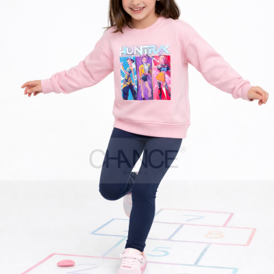 Criança a jogar à macaca com camisola rosa, leggins azuis e sapatilhas cor-de-rosa