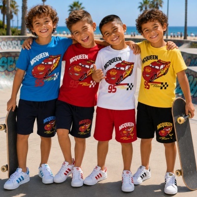 Crianças com roupa temática McQueen num parque de skate junto ao mar.