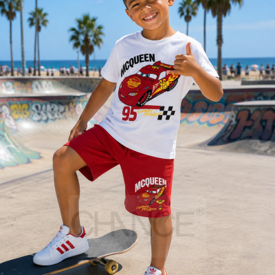 Camisola branca com print de carro vermelho e calções vermelhos no parque de skate com graffiti