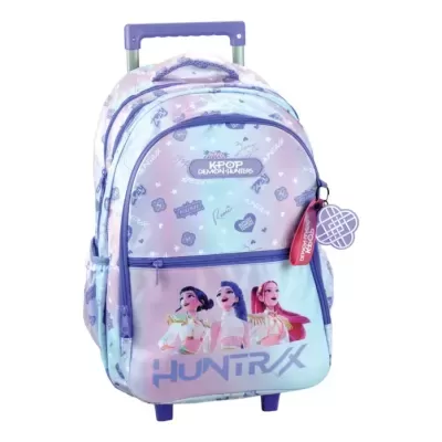 Mochila de rodinhas azul-lilás-rosa com ilustração de três personagens femininas e texto KPOP DEMON HUNTERS